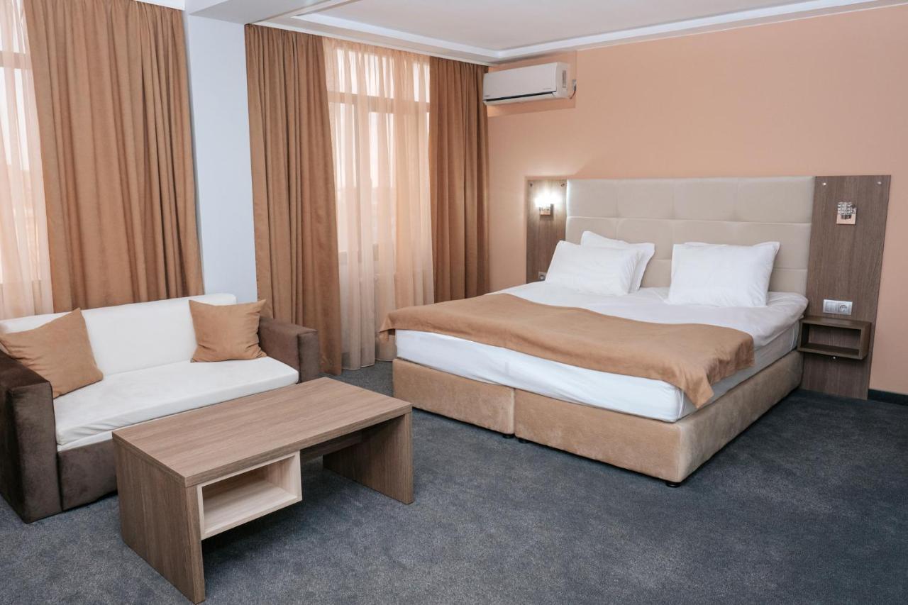 Hotel Tundzha - Renovated! Jambol Kültér fotó