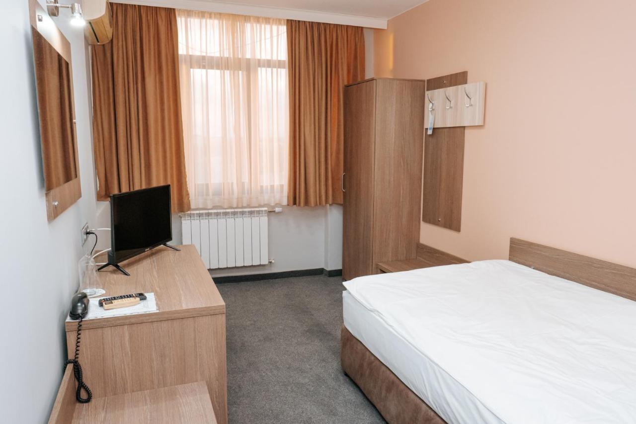 Hotel Tundzha - Renovated! Jambol Kültér fotó