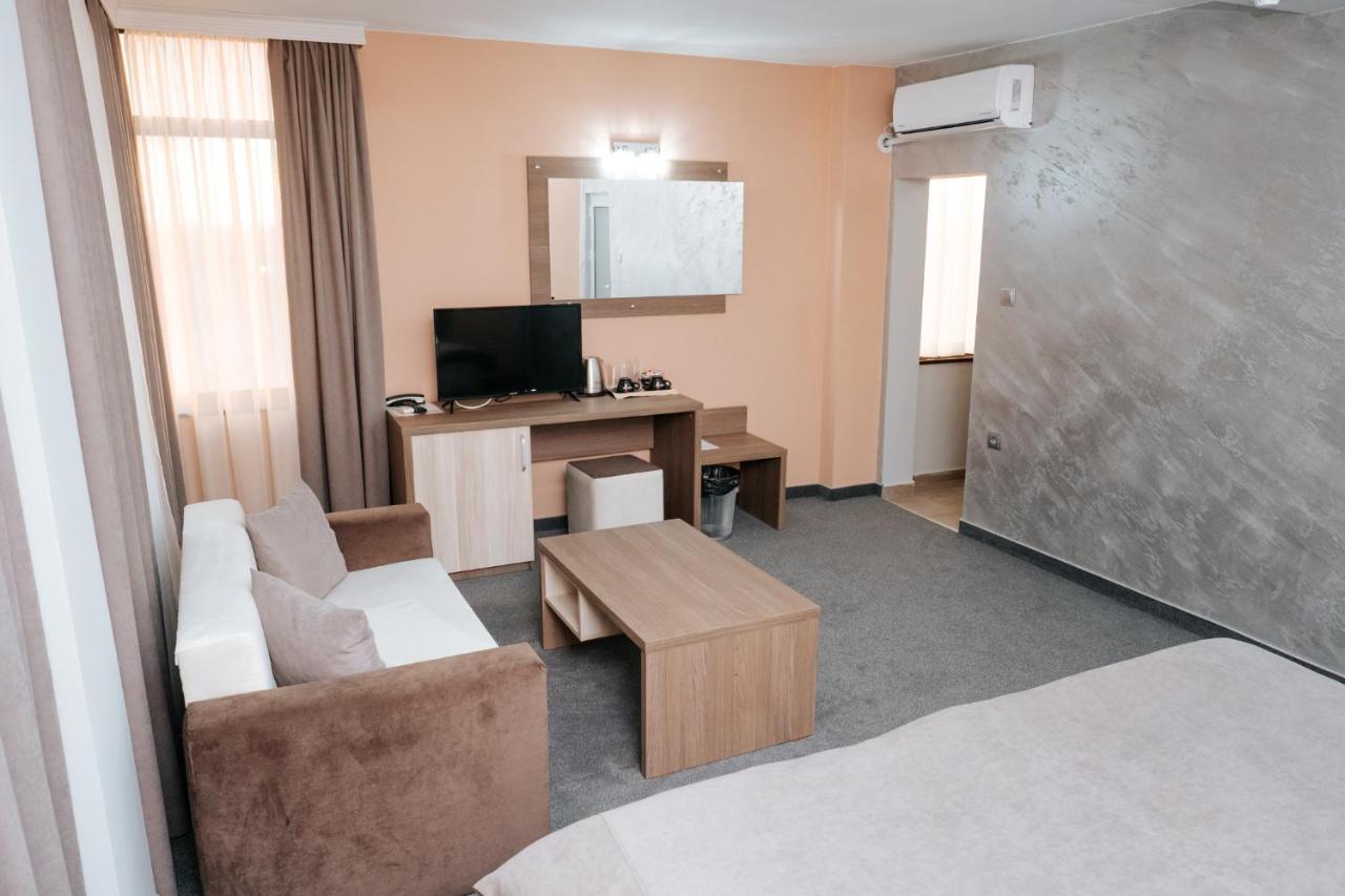 Hotel Tundzha - Renovated! Jambol Kültér fotó