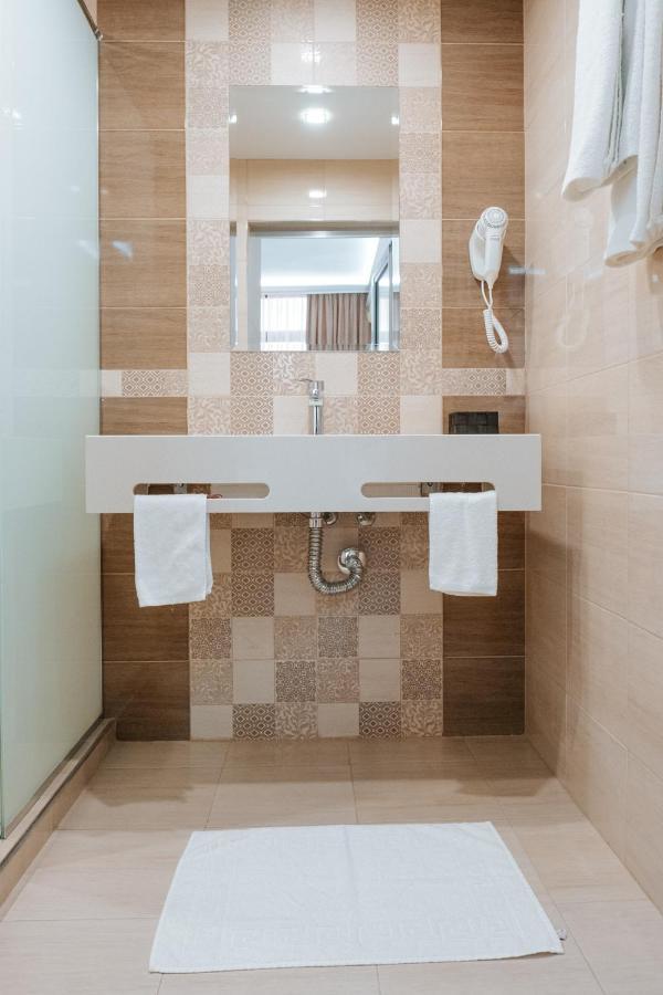 Hotel Tundzha - Renovated! Jambol Kültér fotó