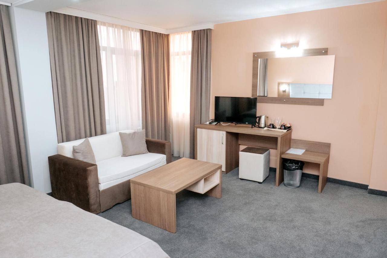 Hotel Tundzha - Renovated! Jambol Kültér fotó